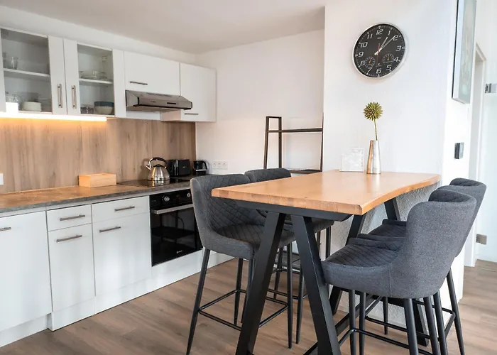 Lejlighed Eich-penthouse, Zentral Am Stadtwald Mit Ausblick Ueber Stadt, 24h Self Check-in, Netflix, Disneyplus *