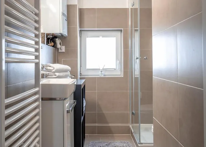 Lejlighed Eich-penthouse, Zentral Am Stadtwald Mit Ausblick Ueber Stadt, 24h Self Check-in, Netflix, Disneyplus *